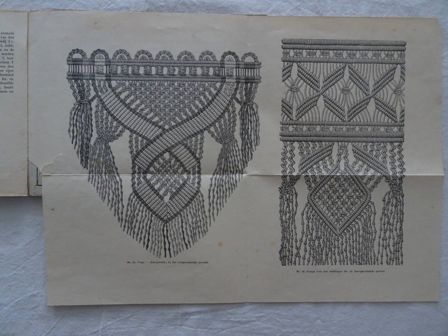 red.. - Handleiding voor vrouwelijke handwerken, de verschillende soorten van handwerken voor school en huis, door de redactie van "de Gracieuse". Handleiding in het Weitaschknoopwerk en het Frivolitéwerk (macramé).