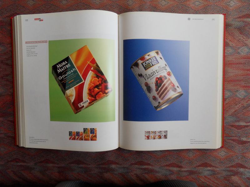 Lubbe, Sandor (voorwoord). - Art View Creative Red Book. - Oriëntatie voor visuele communicatie. 1992. --- 1e dr., 1992. In rood linnen geb. met blindstempel. Geheel in prakt. nieuwstaat, geen naam ingeschreven en geen onderstrepingen. Zeer fraaie uitgave met honderden foto