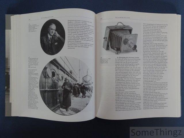 Swinnen, Johan M. - De paradox van de fotografie: een kritische geschiedenis. [Met opdracht van de auteur.]