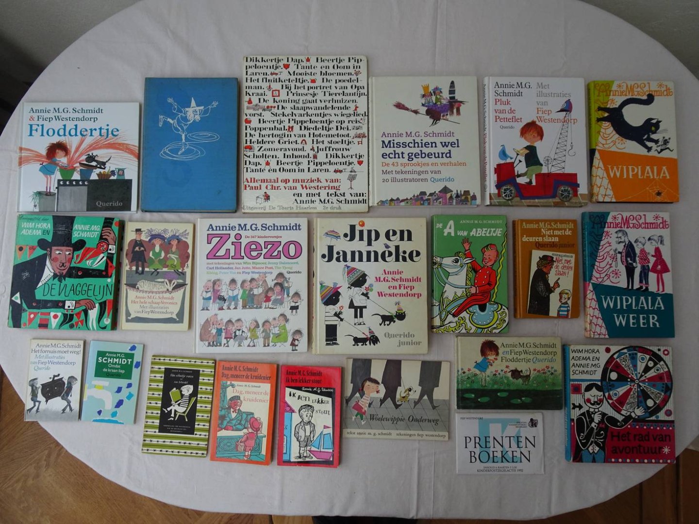 Schmidt, Annie M.G. & Fiep Westendorp. - Het hele schaap Veronica/ Prentenboeken Fiep Westendorp, Stichting Kinderpostzegels Nederland. Inhoud: 6 kaarten, Kinderpostzegelactie 1992/ Niet met de deuren slaan. Querido junior/ Op visite bij de reus/ Dag, meneer de kruidenier/ Het fornui...