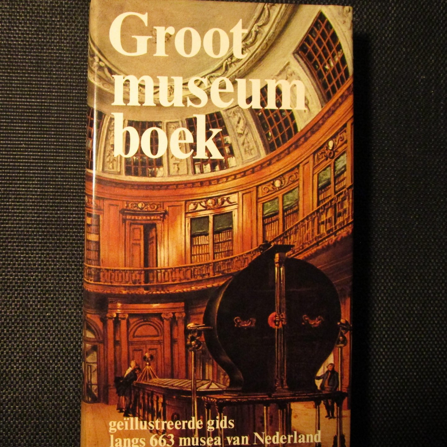 Overbeek, Annemiek - Groot museumboek - Geïllustreerde gids langs 663 musea van Nederland.