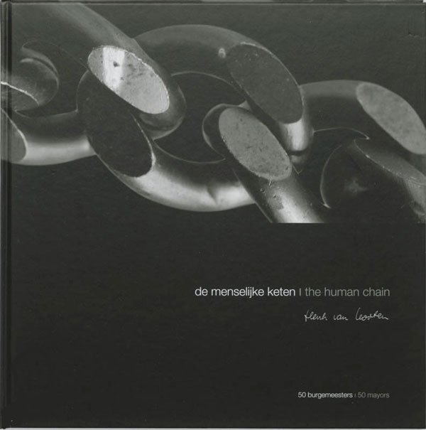 Kooten, Henk van - De menselijke keten / The human chain - 50 burgemeesters / 50 mayors