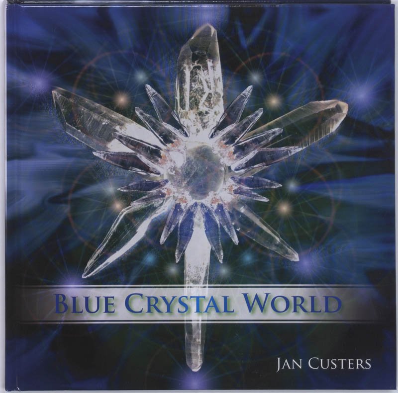 Custers , Jan .  [ isbn 9789077247860 ] 3311 - Blue Crystal World . ( De kristalafbeeldingen in dit boek, die krachtig zijn en vol energie, nemen je mee op een avontuur waarbij je fantasie geprikkeld wordt. Door de afbeeldingen te bekijken wordt de energie die de kristallen in zich dragen -