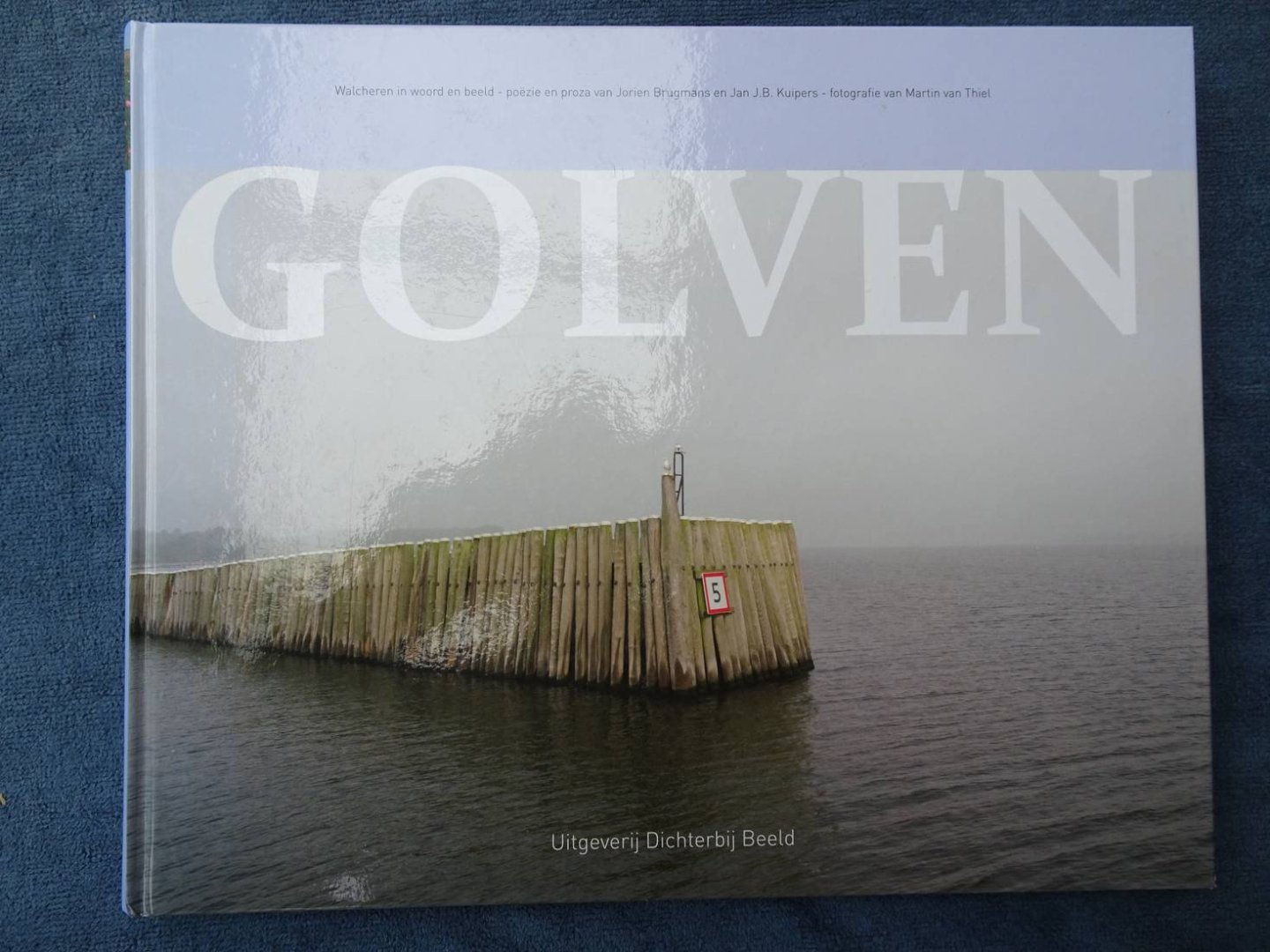 Brugmans, Jorien, Jan J.B. Kuipers & Martin van Thiel. - Golven. Walcheren in woord en beeld.