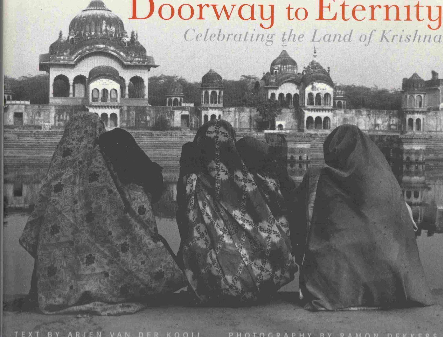 Dekkers, Ramon (Fotografie); Kooij, Arjen van der, (Tekst) - Doorway to Eternity: Celebrating the Land of Krishna (a Photographic Pilgrimage)