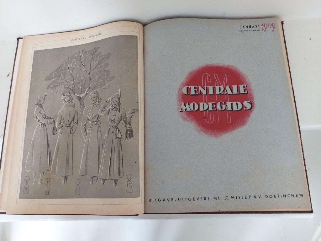 Red.. - Centrale Modegids. Maandblad voor Mode en Snijkunst.  Ingebonden jaargang september 1948 t/m december 1949