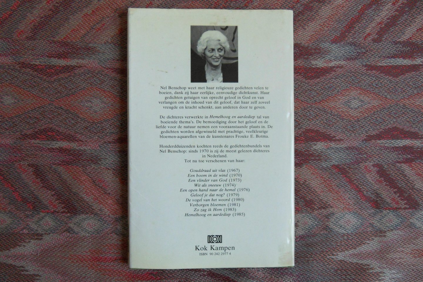 Benschop, Nel. [ ! GESIGNEERD door Nel Benschop met een aanvullende tekst van haar hand ]. - Hemelhoog en aardediep.