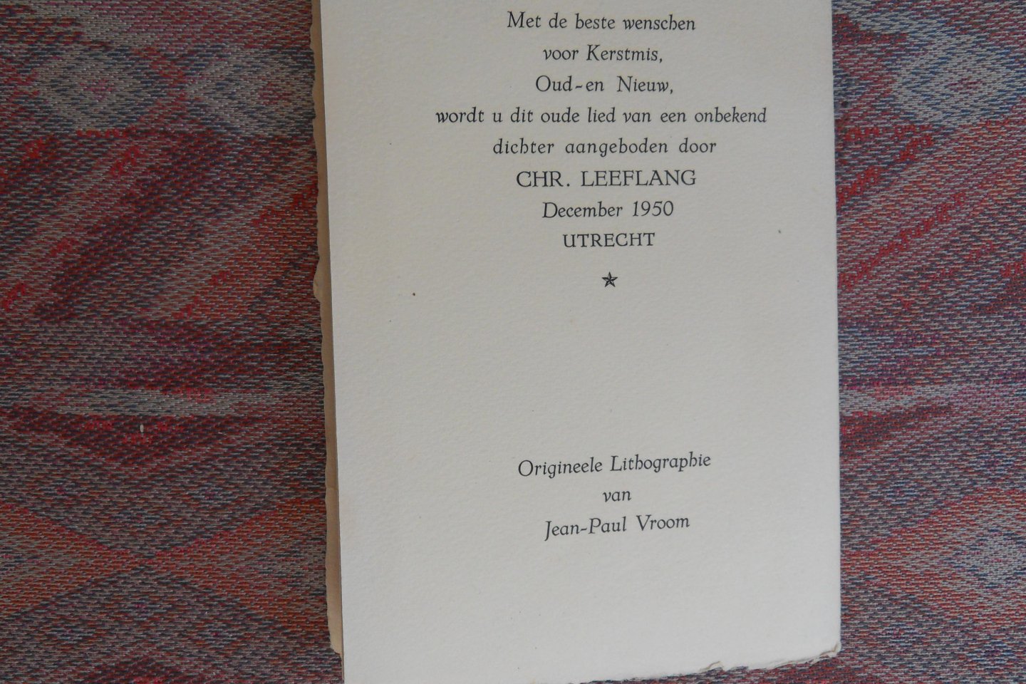 Onbekende dichter. [ Vroom, Jean-Paul = met diens originele lithografie ]. - Een Kindeken is Ons Geboren. [ W.s. Beperkte oplage t.g.v. de jaarwisseling, echter aantal ex. onbekend ].