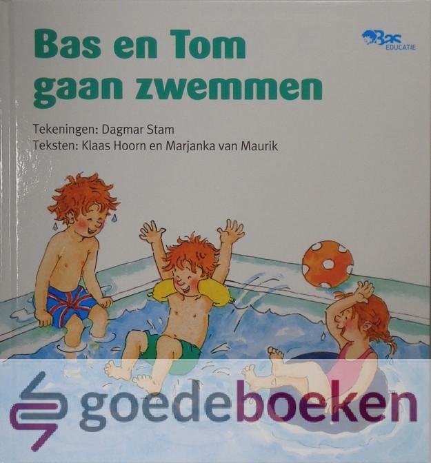 Stam, Dagmar - Bas en Tom gaan zwemmen *nieuw*  --- Tekeningen: Dagmar Stam. Teksten: Klaas Hoorn en Marjanka van Maurik