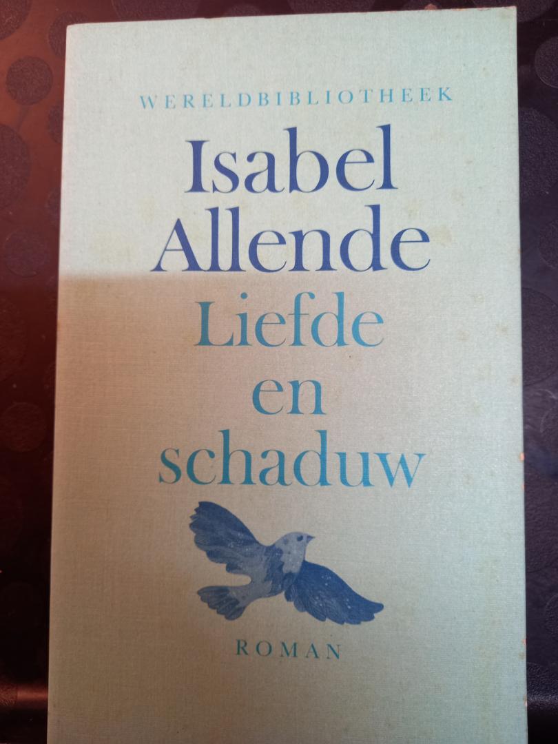 Allende, Isabel - Liefde en Schaduw. Roman.
