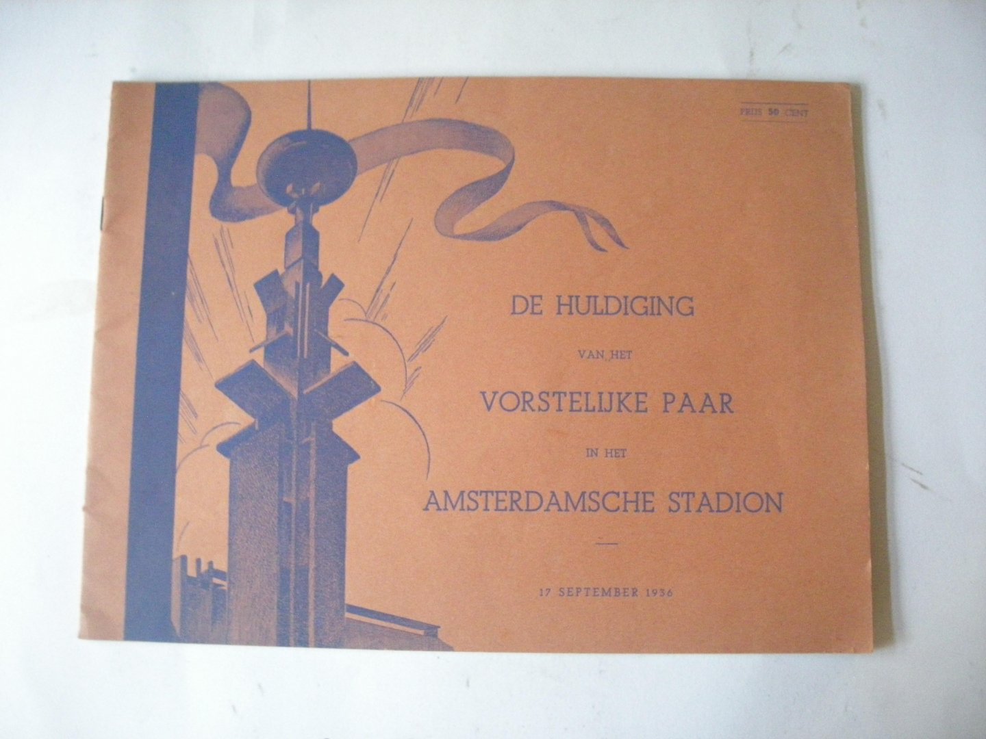 NN - De huldiging van het vorstelijke paar in het Amsterdamsche stadion.  H.K.H.Prinses Juliana en Z.H.Prins Bernhard tgv hun verloving 17 september 1936