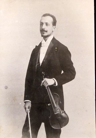 Ragghianti, Ippolito: - [Fotografie, Kniestück nach halblinks, mit Geige]