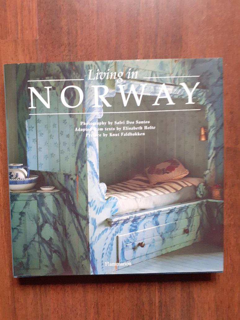 Elisabeth Holte (tekst), Solvi Dos Santos (foto's) - Living in Norway