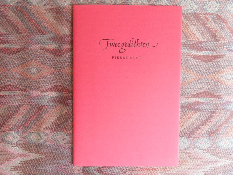 Kemp, Pierre. [met een handgeschreven en gesigneerde opdracht van de drukker]. - Twee gedichten. [ Genummerd ex. 11 / 85 ].