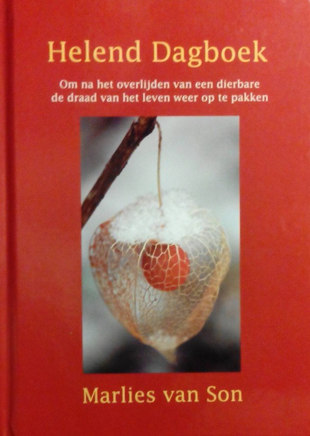Son , Marlies van . [ isbn 9789080557598 ] 3315 ( Met leeslint . ) - Helend Dagboek . ( Om na het overlijden van een dierbare de draad van het leven weer op te pakken . ) Een ieder verwerkt verlies op een andere manier: door bijvoorbeeld troostende woorden, helende oefeningen en/of door het opschrijven van zijn of -