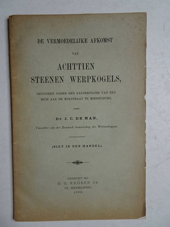 Man, J.C. de. - De vermoedelijke afkomst van achttien steenen werpkogels, gevonden onder den keldervloer van een huis aan de Molstraat te Middelburg.