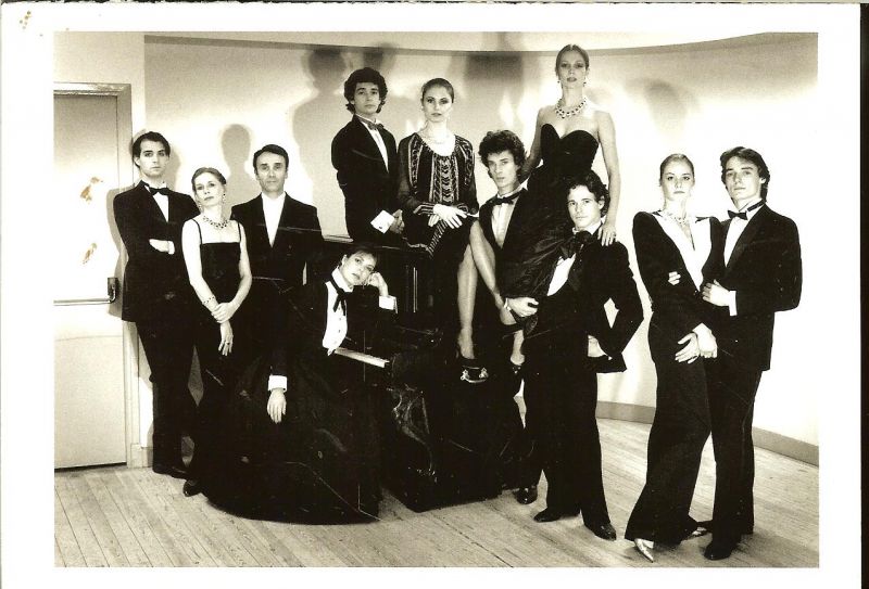 Leeflang Thomas ... George Formby, de jongen met de ukelele  ...  De drie stooges: humor met geweld - De wereld van de Comedy  ....   Abbott en Costello: radiohumor in de bioscoop. - Harold Lloyd, de ideale schoonzoon. - Laurel en Hardy, een klasse apart. - Charlie Chaplin een legende. - Lucille Ball, sitmom. &  W.C. Fields: de excentrieke jongleur,