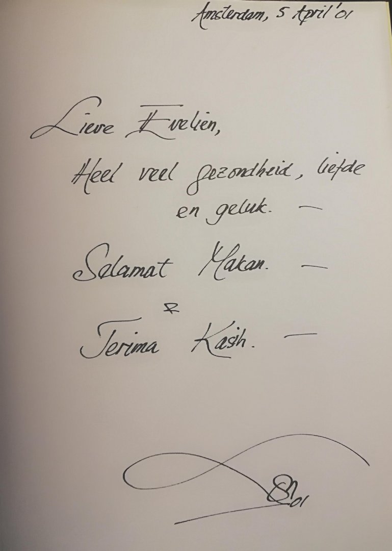 Gerungan , Lonny . [ isbn 9789051217568 ]  4219 ( Gesigneerd met een opdracht voor Evelien . Met foto . ) - De Origineel Balinese Keuken . ( Authentieke familierecepten . ) In dit bijzondere kook- en kijkboek van chef-kok Lonny Gerungan wordt voor het eerst de authentieke keuken van het Indonesische godeneiland Bali uitgebreid belicht. -