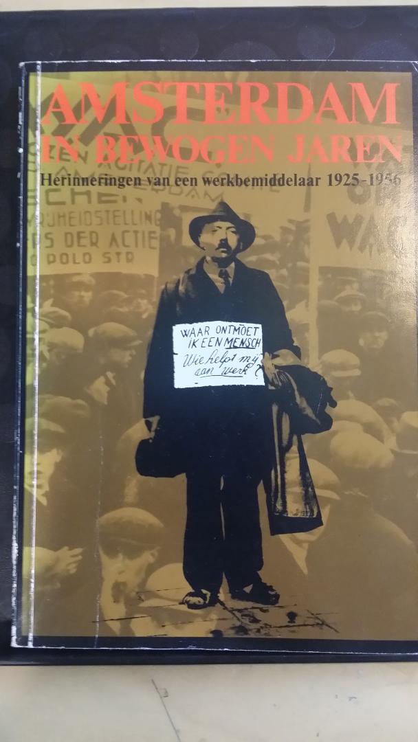 Rovekamp, A.J.M. - Amsterdam in bewogen jaren. Herinneringen van een werkbemiddelaar 1925-1956.