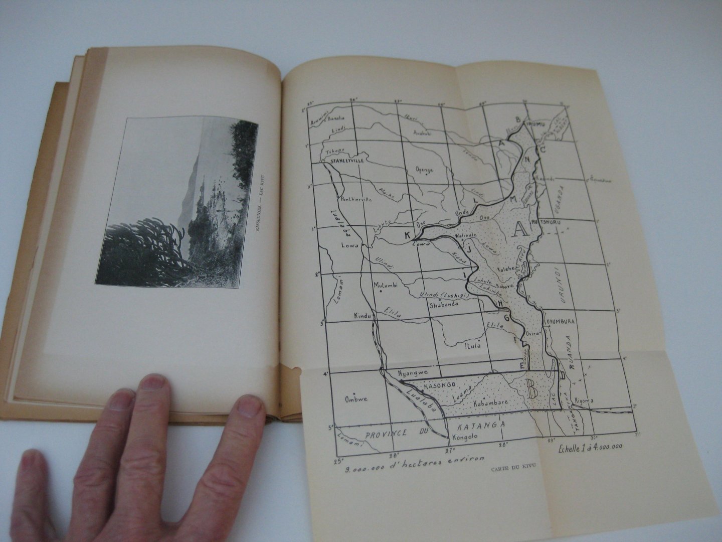 Wauters, Arthur - D'Anvers à Bruxelles via le lac Kivu. Le Congo vu par un socialiste.