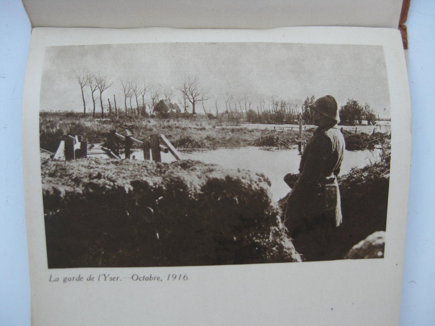 Preud'homme, J. (fotograaf) - Map met 23 foto's van krijgsverrichtingen aan de IJzer in 1916-1917.