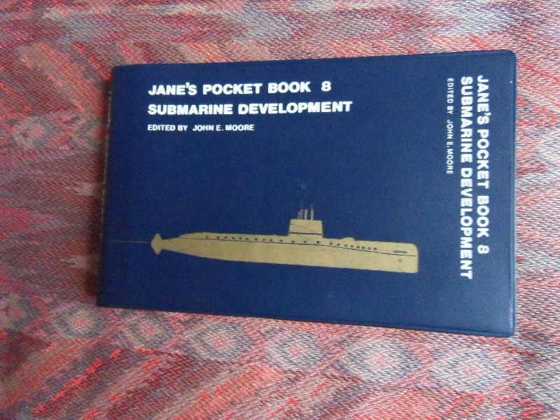Moore, John E. - Jane`s Pocket Book 8, Submarine Development. --- First published 1976. (Blue) PVC-edition. appr. 200 photographs of different submarines, worldwide. With index. 240 pp. In very fine condition. In z.g.st. Geen naam ingeschreven en geen onderstrep