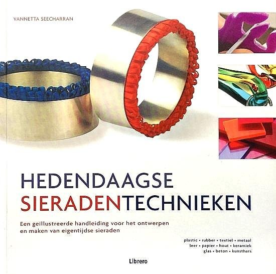 Seecharran , Vannetta . [ isbn 9789089980137 ] 2619 - Hedendaagse Sieradentechnieken . (  Leer unieke, eigentijdse sieraden maken met dit inspirerende boek. Ontdek de kunst van het moderne sieraden maken en de vele, gevarieerde materialen die u daarvoor kunt gebruiken. De unieke eigenschappen van elk -