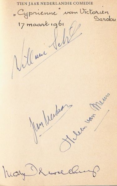 Scholten, Y. (voorwoord) - 10 jaar Nederlandse Comedie  -  -- gesigneerd exemplaar (met handtekeningen van Mary Dresselhuys, Heleen van Meurs, Will van Selst en Jan Verkoren na de voorstelling Cyprienne Van Sardou d.d. 17 maart 1961)