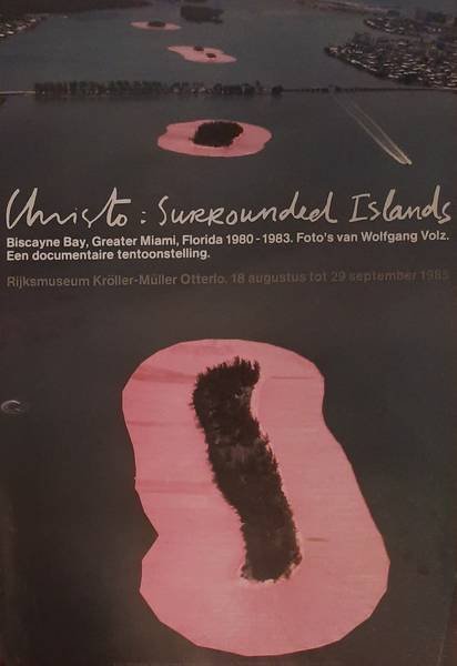BRATTINGA, PIETER (ONTWERP). CHRISTO & WOLFGANG VOLZ (PHOTOGRAPHS). - Christo. Surrounded Islands. Rijksmuseum Kroller-Muller, Otterloo, 18 augustus to 29 september 1985.