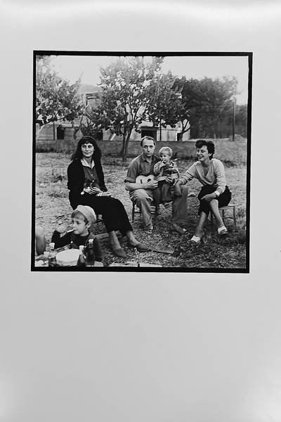 JORN, ASGER - HENNY RIEMENS [FOTO]. - Asger Jorn [ met 2 vriendinen en kinderen ]. Originele  foto's van Henny Riemens. .