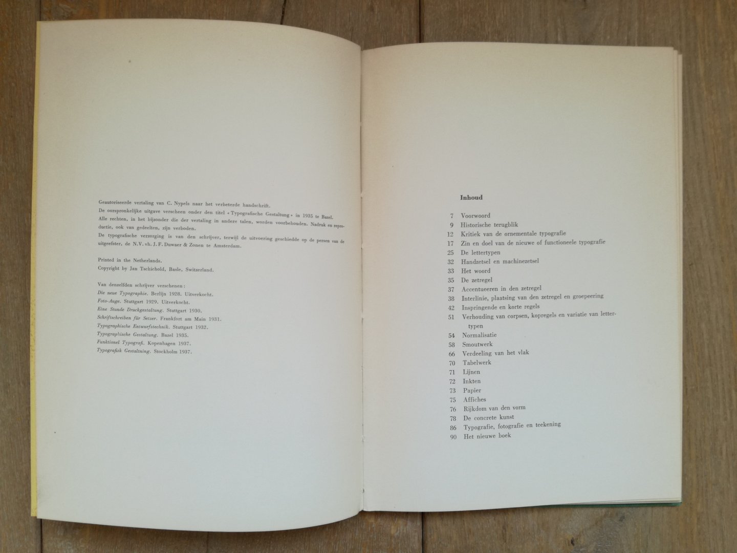 Tschichold, Jan / Warde, Beatrice - Typografische vormgeving / Het ontstaan van het boek