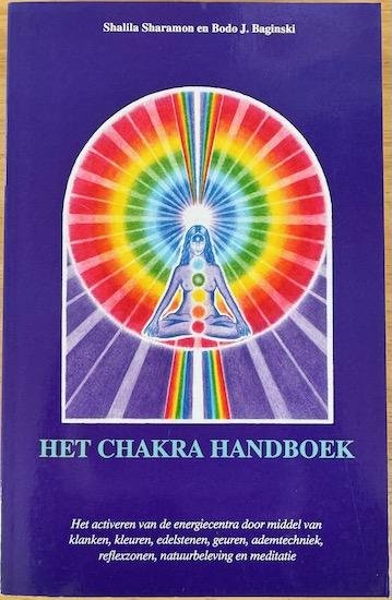 Sharamon, Shalila  /  Baginski, Bodo J. - HET CHAKRA HANDBOEK.  Het activeren van de energiecentra door middel van klanken, kleuren, edelstenen, geuren, ademtechniek, reflexzonen, natuurbeleving en meditatie.