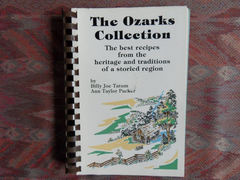 Tatum, Billy Joe; Packer, Ann Taylor. - The Ozarks Collection. - The best recipes from the heritage and traditions of a storied region. --- Paperback, in spiraalband. Daardoor makkelijk in gebruik. 314 pp. Met bijna 1000 recepten van het Amerikaanse platteland (Arkansas/Missouri).