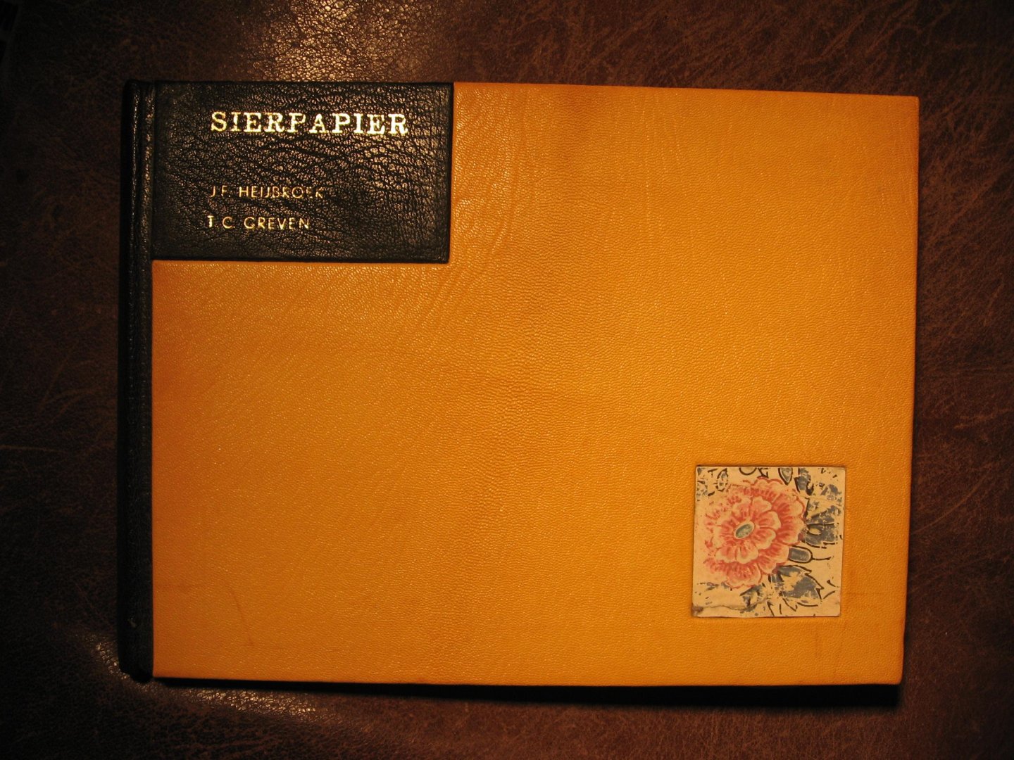 Heijbroek, J.C. ea - Sierpapier marmer-brocaat en sitspapier in Nederland.
