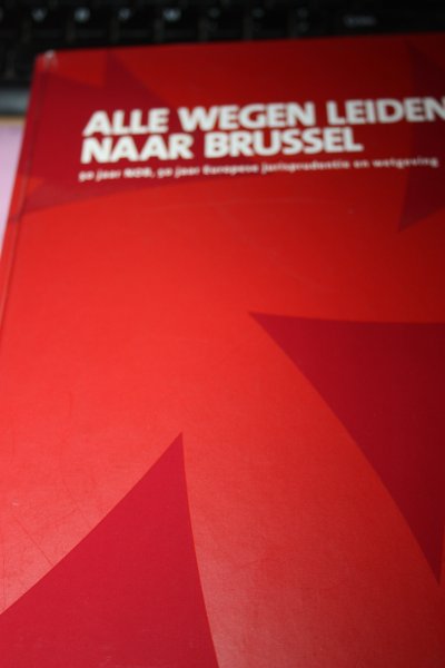 Red. - ALLE WEGEN LEIDEN NAAR BRUSSEL / NOB lustrumboek  50 jaar Europese jurisprudentie en wetgeving