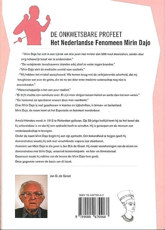 Groot , J . D . de . [ isbn 9789080670068 ] 4822 - De  Onkwetsbare  Profeet . ( Het Nederlandse fenomeen Mirin Dajo . Geillustreerd met vele fotoopname`s. ) Arnold Henskes wordt in 1912 te Rotterdam geboren. Op 33-jarige leeftijd komt hij tot het besef dat hij onkwetsbaar is en dat hij een opdracht -