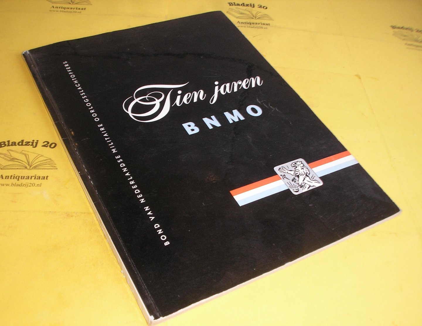 Linzel, J. (red.). - Gedenkboek van de Bond van Nederlandse Militaire Oorlogsslachtoffers ter gelegenheid van zijn 10-jarig bestaan.