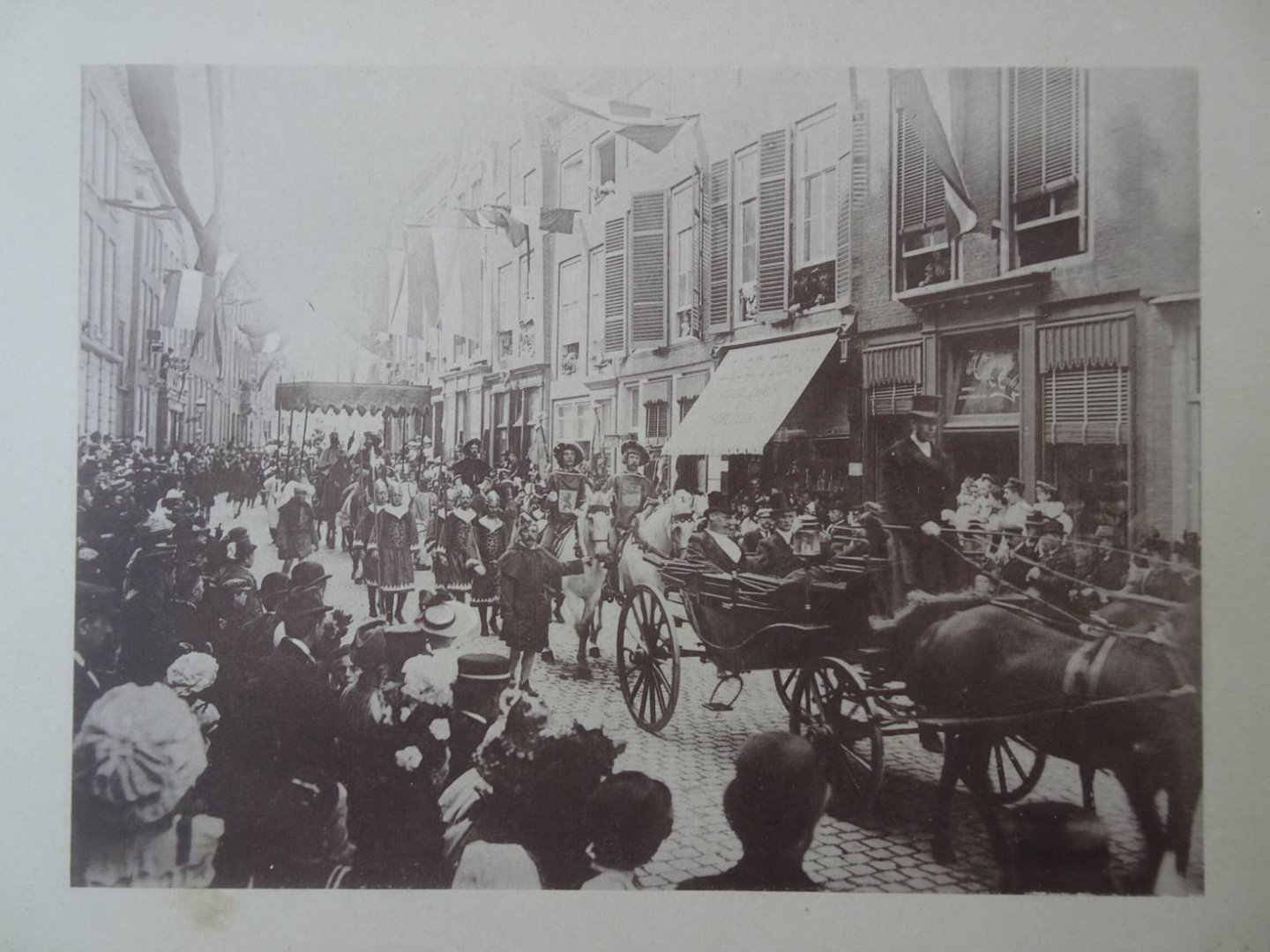 Gebroeders van Straaten. - Kroningsfeesten te Middelburg. Historische-allegorische optocht, 2 september 1898. Met 9 lichtdrukken, vervaardigd door de gebr. van Straaten.
