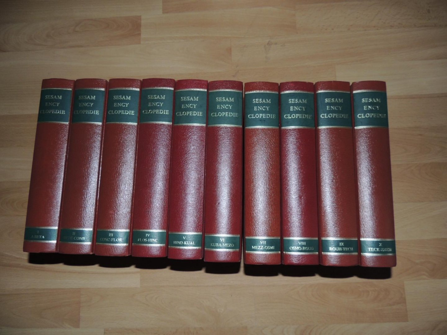 Redactie - Sesam Encyclopedie in 13 delen 10 waarvan  3 medisch ; Tien delen. DEEL 1 - 2 - 3 - 4 - 5 - 6 - 7 - 8 - 9 - 10. COMPLETE SERIE /// 3 delen MEDISCH deel 1.2.3