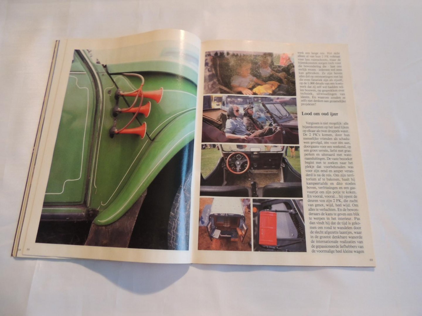 Ilous, Joelle (tekst) & Philippe Hayat (fotografie) - Die gekke bolides. De mooiste 2 PK's ter wereld - Speciaal nummer 1. Parijs: Agence Etapp, 1985 - CHROOM FLAMMEN - DE EEND 2CV.