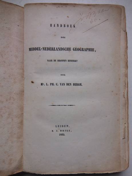 Bergh, L.Ph.C. van den. - Handboek der Middel-Nederlandsche Geographie, naar de bronnen bewerkt.