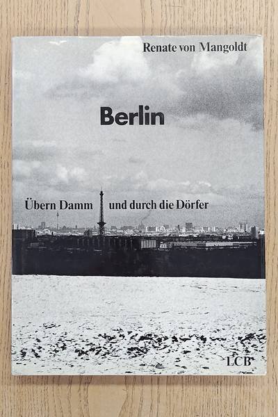 MANGOLDT, RENATE VON & WALTER HÖLLERER. - Berlin.  Übern Damm und durch die Dörfer. 382 Fotografien von Renate von Mangoldt, Zwölf Essays von Walter Höllerer