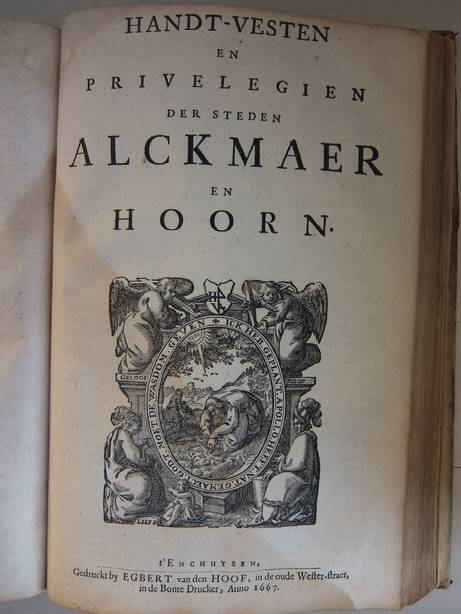 N.n.. - Handtvesten, Privilegien, Willekeuren Ende Ordonnantien der Stadt Enchuysen. Daer noch by gevoeght zijn de Handtvesten en Privilegien der steden Alckmaer, Hoorn en Medenblick, mitsgaders andre West-Vriesche en Drechterlandtsche Voorrechten.