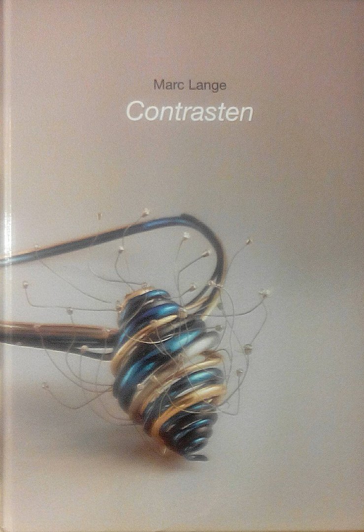 Lange , Marc . [ isbn  9789081985802 ] - Contrasten . ( De ambachtsman die vol passie aan zijn sieraden werkt, de kunstenaar die altijd op zoek is naar contrasten, de perfectionist die niets aan het toeval overlaat. Marc Lange ‘Contrasten’ toont de vele gezichten van sieradenontwerper, -
