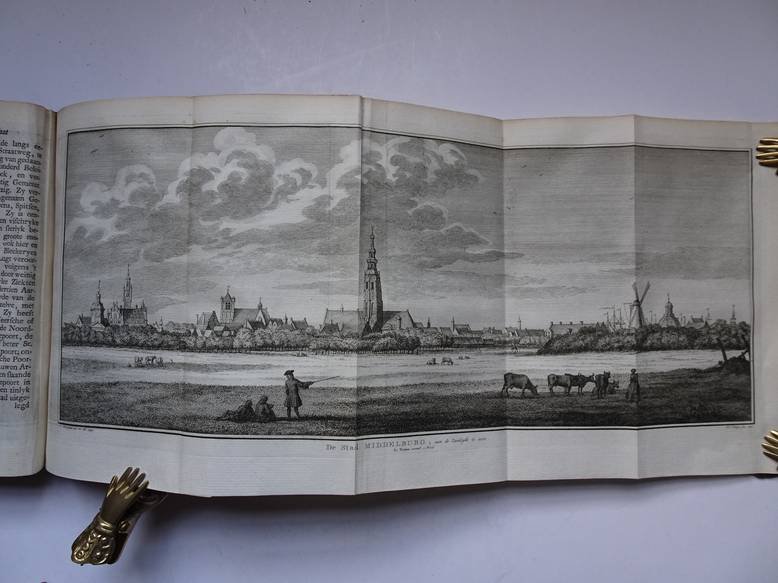  - Hedendaagsche Historie, of Tegenwoordige Staat van Alle Volken; XIXde deel; Vervolgende de Beschryving der Vereenigde Nederlanden, En wel in 't byzonder handelende van Zeeland. Met een Landkaart, de Plans der Steden en met Printverbeeldingen v...