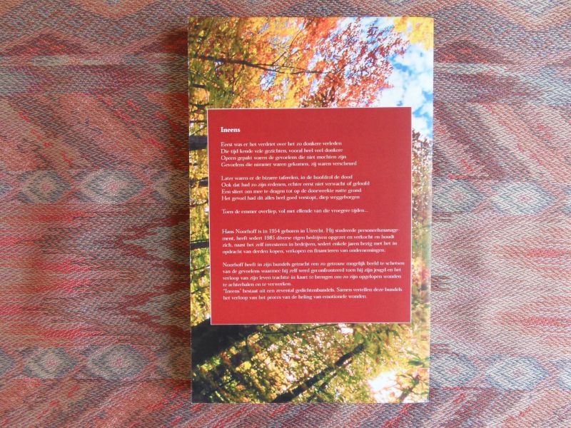 Noorhoff, Hans. - De Treurende Tranen. --- Dichter tracht via verzen een zo getrouw mogelijk beeld te geven van gevoelens waar hijzelf in zijn jeugd en verdere verloop van zijn leven mee geconfronteerd werd om zo opgelopen wonden te achterhalen en te verwerken.