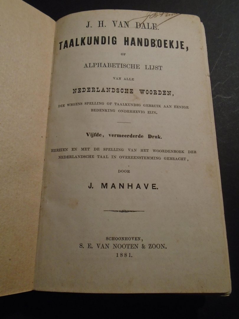 Van Dale, J.H. - Taalkundig handboekje of alphabetische lijst van alle Nederlandsche woorden. Die wegens spelling en taalkundig gebruik aan eenige bedenking  onderhevig zijn.