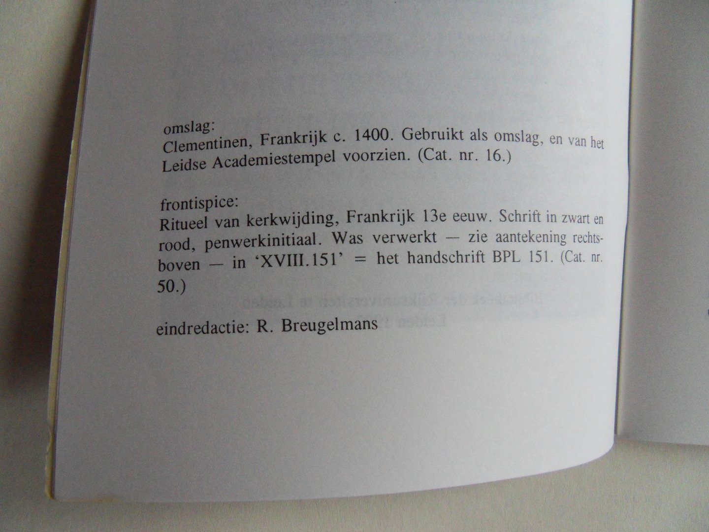 Breugelmans, R. [ eindredactie ]. - Verknipte Rijkdom. - Fragmenten van middeleeuwse handschriften in de Leidse Universiteitsbibliotheek. - Catalogus bij een tentoonstelling van 12 oktober tot 9 november 1992.