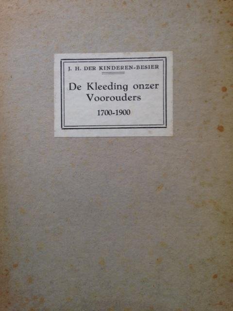 Kinderen-Besier, J.H. der - De kleeding onzer voorouders 1700-1900. De Kostuumafdeling in het Nederlandsch Museum voor Geschiedenis en Kunst te Amsterdam