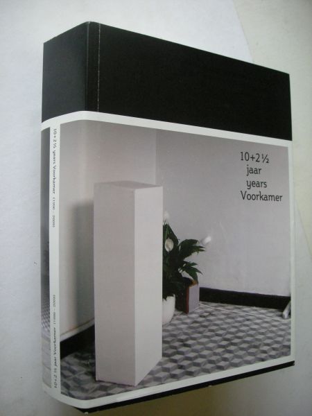 D'hauwer, Ruth, red. - Voorkamer 10 + 2 1/2 jaar. (1996-2009)  - Overzichtscatalogus.Kunstenaarsinitiatief in Lier tentoonstellingen beeldende kunstenaars.